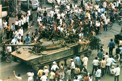 Nhân dân Sài Gòn vui mừng đón đoàn quân giải phóng